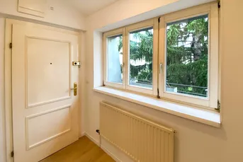 Helle Dachgeschosswohnung mit 2 separat begehbaren Zimmern und Innenhoflage im 21. Bezirk