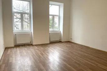 Großzügige sanierte 2-Zimmer-Altbauwohnung mit Potenzial und Ruhelage