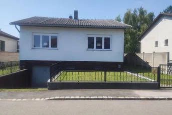 Privatverkauf Einfamilienhaus mit überdachtem Pool im Garten und Familiensauna im Keller