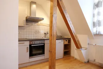 Helle Dachgeschoßwohnung mit Gartenanteil
