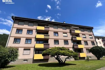 Gepflegte 3-Zimmer-Eigentumswohnung mit verglaster Loggia und Garage
