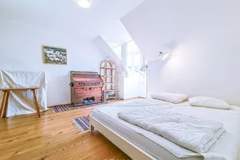Renovierte Dachgeschoßwohnung mit Lift im beliebten Saggen!