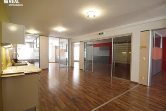 Exklusives 186m² Büro in der Fußgängerzone, ruhig, sonnig und mit bis zu 3 Parkplätzen möglich!