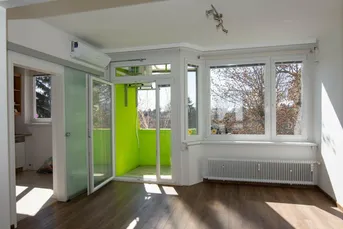 Sanierte und sehr großzügige 3-Zimmer - Wohnung mit Balkon (im 2.Stock zu Fuß)