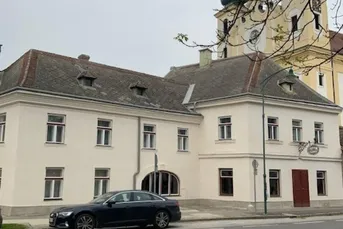 Attraktives Büro bzw. Praxis in zentraler Lage - sanierungsbedürftig !!!