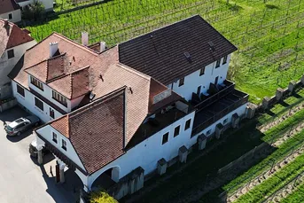 TRADITIONSREICHER WINZERHOF MIT PENSION &amp; HEURIGEN IN BESTER WACHAUER LAGE