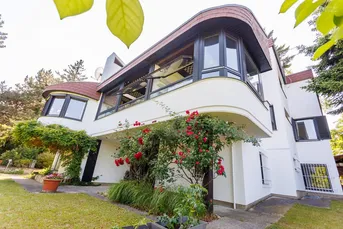GROßZÜGIGER FAMILIENWOHNSITZ AM HEUBERG IN RUHELAGE MIT INDOORPOOL, WELLNESS, GARTEN &amp; WIEN-BLICK
