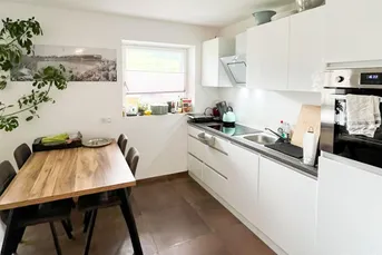 Modern wohnen oder clever investieren: Kernsanierte Dachgeschosswohnung
