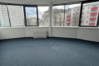 Gut aufgeteiltes Büro mit reichlich Platz