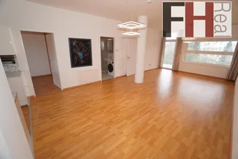 Helles, modernes Apartment mit großer Loggia und Parkplätzen