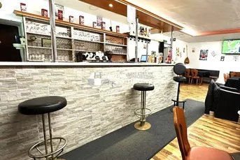 Café-Lokal mit Schanigarten und Neuausstattung zu vermieten!