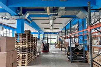 Attraktives (Gewerbe-)Lager mit Lastenlift, Büro und Parkplätze (EG, 513qm)