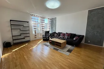 Großzügige 6-Zimmer-Altbauwohnung • 123 m² • Terrasse &amp; Balkone