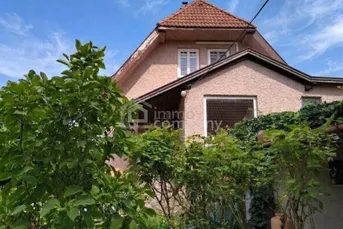 Charmantes Einfamilienhaus mit wunderschön angelegtem Garten