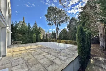 Repräsentative, moderne Villa mit Pool in absoluter Grünruhelage