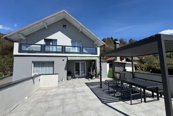Wohnhaus mit großer süd-westseitigen Terrasse, südseitiger Balkon, Garagen und Carports