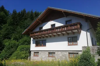 Wohnhaus mit großer westseitiger Terrasse 2 Balkone und Garage, voll unterkellert!