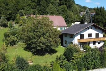 Wohnhaus mit Garagen, Keller und Blick auf den Grimming
