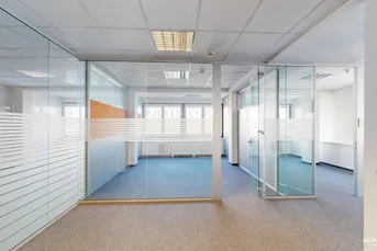 Ihr Arbeitsplatz im Zentrum: Helle Büroflächen mit Entwicklungspotenzial