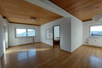 WEITBLICK ÜBER DIE STADT MIT LOGGIA