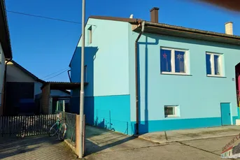 Charmante Doppelhaushälfte – Ihr neues Zuhause wartet!