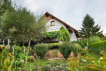 Einfamilienhaus mit idyllischem Garten und Blick ins unverbaubare Grüne