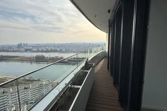 „Selten. Stilvoll. Ihr neues Zuhause an der Donau.“