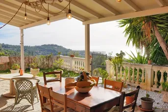 Schöne Villa mit Garten und Meerblick in Imperia