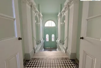 STILALTBAU: HOHE RÄUME - FLÜGELTÜREN - PARKETTBÖDEN