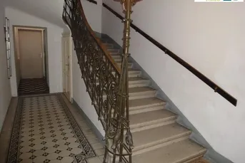 Großzügiges Altbau-Büro in direkter Innestadtlage!