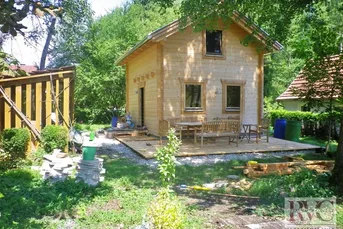 Großes Baugrundstück mit charmantem Gartenhaus in zentraler, sonniger und absoluter Ruhelage