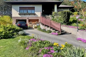 GEPFLEGTES EINFAMILIENHAUS IN ABSOLUTER GRÜNRUHELAGE VON BERNDORF