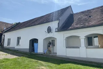 Arkaden-Streckhof mit extra Gästehäuschen und Nebengebäuden