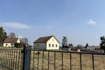 Einfamilienhaus mit 5600 m2 Grundstück ( Bauland )