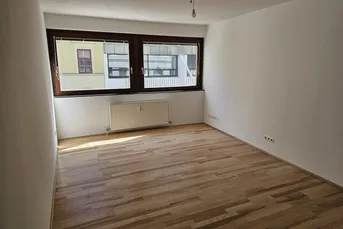 Einzugsbereite Wohnung mit ruhigem hofseitigen Schlafzimmer nähe Bennoplatz, freundliche offene Wohnküche