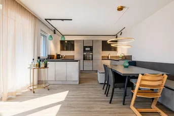 Exklusive Eigentumswohnung mit Seeblick in Altmünster – Wohnen mit Weitblick