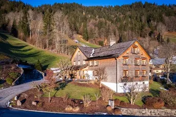 Exklusives Anwesen in Laterns – Wohnen auf höchstem Niveau