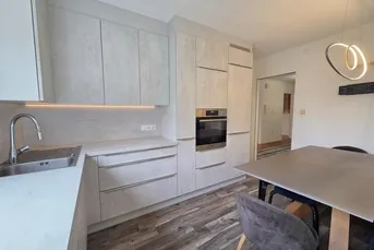 Neuer Preis: 4,5-Zimmer-Wohnung mit großzügigem Balkon sowie Loggia und Tiefgaragenplatz