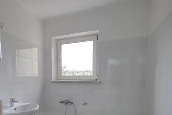 Frisch für SIE saniert! Neues Bad und WC! Großzügige 2-Raum-Wohnung mit Loggia am Bindermichl! Ab sofort!