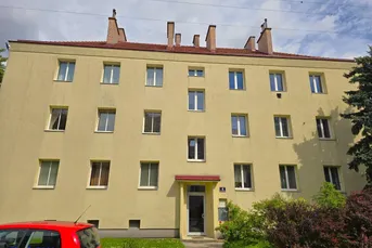 Im Herzen von Lainz - helle NEU sanierte 2,5 Zimmerwohnung!