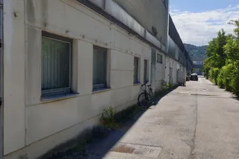 3 Räume im Erdgeschoss in Gewerbeareal, nahe A22-Auffahrt, Stellplätze