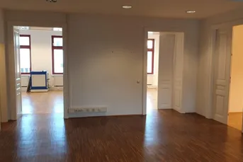 Büro an der Mariahilfer Straße mit Balkon, schöner Altbau, Tiefgarage