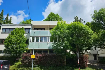 WOHNEN IM GRÜNEN ! Moderne Wohnung mit verglaster Loggia und Garagenplatz.