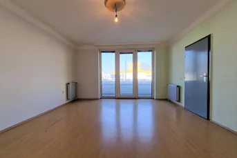 Sanierungsbedürftige 2-Zimmer Wohnung mit großer Loggia in U-6 Nähe!!