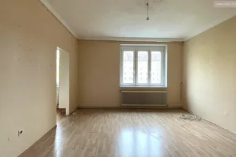 Sanierungsbedürftige 4- bis 5-Zimmer-Wohnung mit 2 Bädern/2WCs in S-Bahn-Nähe