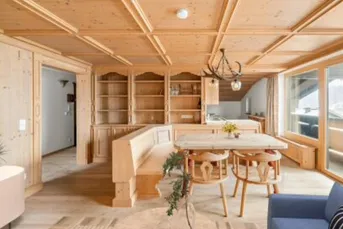 Wunderschöne Dachgeschoßwohnung im Zentrum von Kitzbühel mit Balkon und Garage!