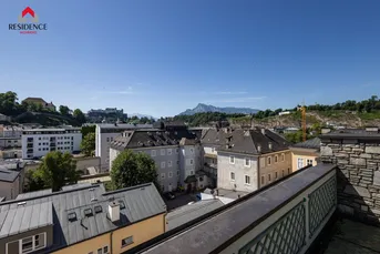 Altstadtjuwel mit Potenzial – 4-Zimmer-Dachgeschosswohnung mit Festungsblick &amp; Dachterrasse in Toplage