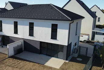 Energieeffiziente Doppelhaushälfte inkl. Photovoltaikanlage und Luftwärmepumpe – Haus links