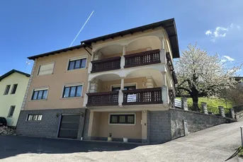 großes, sehr gepflegtes Zweifamilienhaus mit traumhaftem Blick auf die Burg