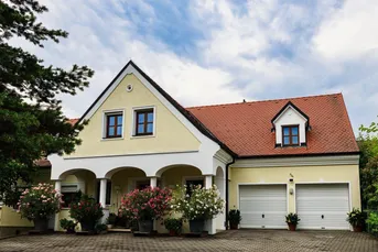 Außergewöhnlich großzügiges Wohnhaus mit Pool in absoluter Best- und Ruhelage